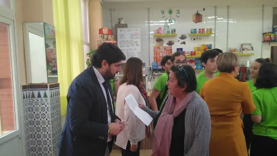 María le entrega la carta a López Miras María le entrega la carta a López Miras