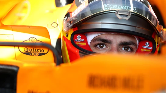 Carlos Sainz, subido en el McLaren MCL35 Carlos Sainz, subido en el McLaren MCL35