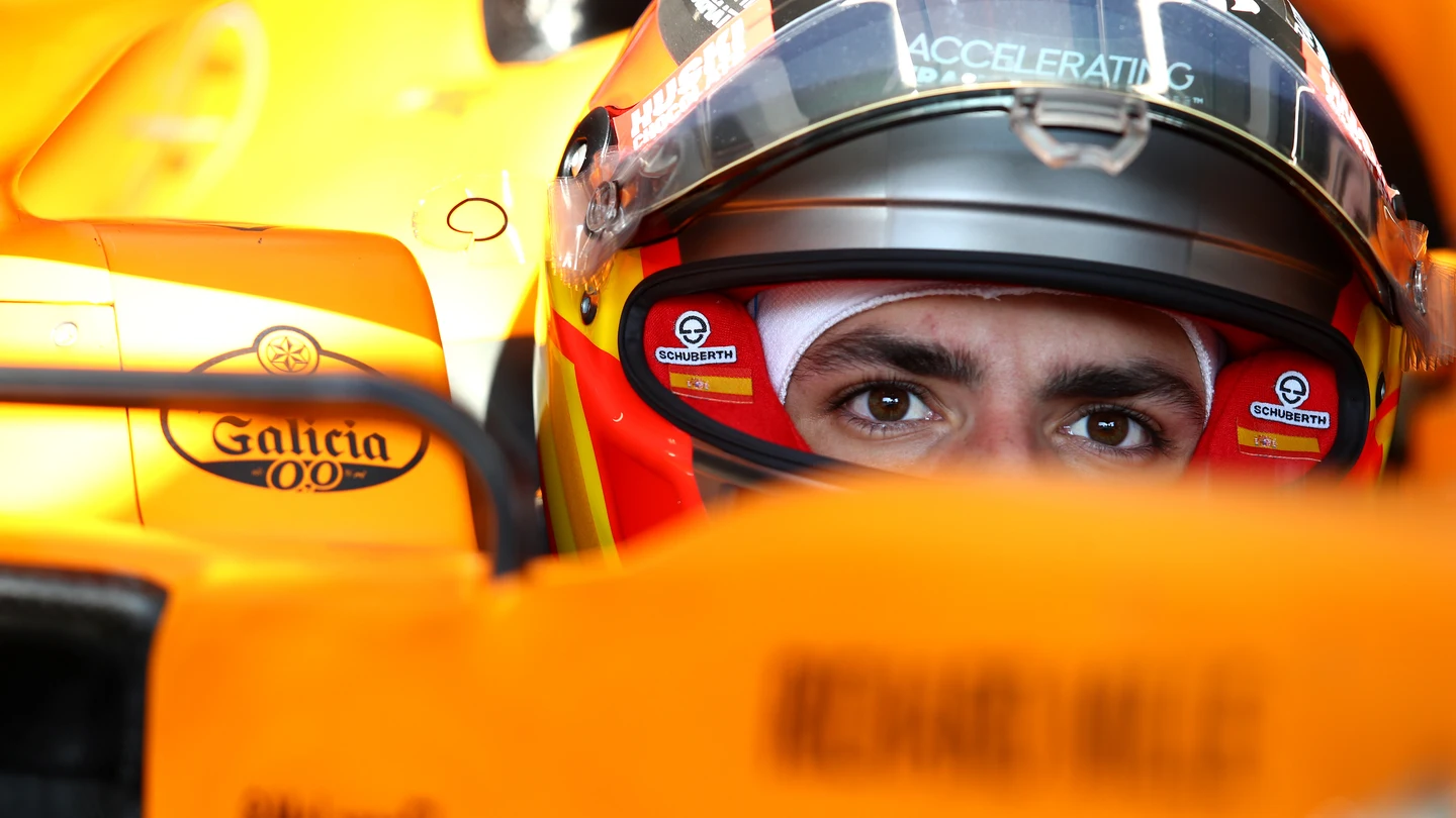 Carlos Sainz, subido en el McLaren MCL35 Carlos Sainz, subido en el McLaren MCL35