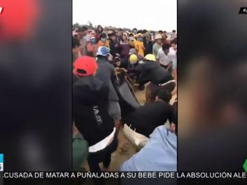 Un grupo de pescadores lucha contra la fuerte oleada para devolver una ballena de cuatro metros al mar Un grupo de pescadores lucha contra la fuerte oleada para devolver una ballena de cuatro metros al mar