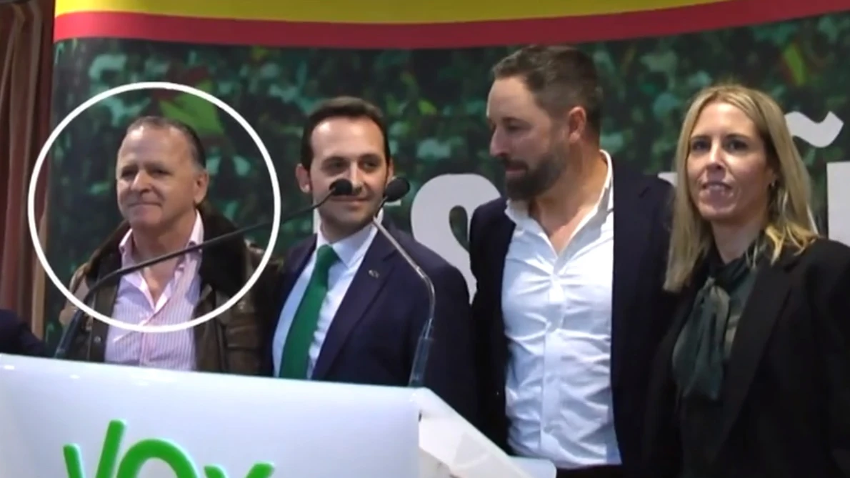 El senador Juan Ros Alcaide junto a Santiago Abascal (VOX)