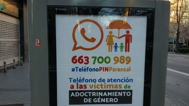 Publicidad de Hazte Oír en una marquesina de Madrid