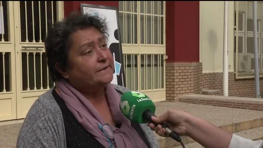 Acosan e insultan a la hija de la mujer que usa el veto parental contra el Gobierno de Murcia: "La llaman negra. Es terrible" Acosan e insultan a la hija de la mujer que usa el veto parental contra el Gobierno de Murcia: "La llaman negra. Es terrible"