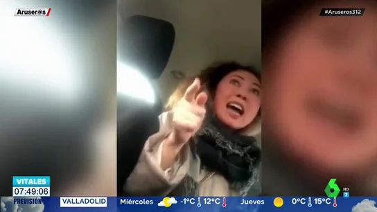 A golpes con el taxista: el enfado monumental de una pasajera porque le cobra 84 céntimos de más por estar esperándola A golpes con el taxista: el enfado monumental de una pasajera porque le cobra 84 céntimos de más por estar esperándola