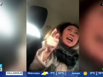 A golpes con el taxista: el enfado monumental de una pasajera porque le cobra 84 céntimos de más por estar esperándola A golpes con el taxista: el enfado monumental de una pasajera porque le cobra 84 céntimos de más por estar esperándola