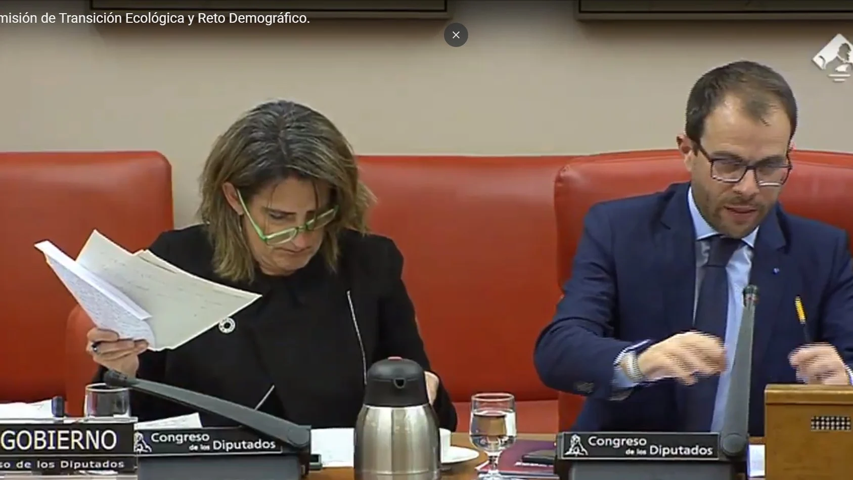 La imagen más "austera" de Teresa Ribera con unas gafas sin una patilla en la Comisión de Transición Ecológica La imagen más "austera" de Teresa Ribera con unas gafas sin una patilla en la Comisión de Transición Ecológica