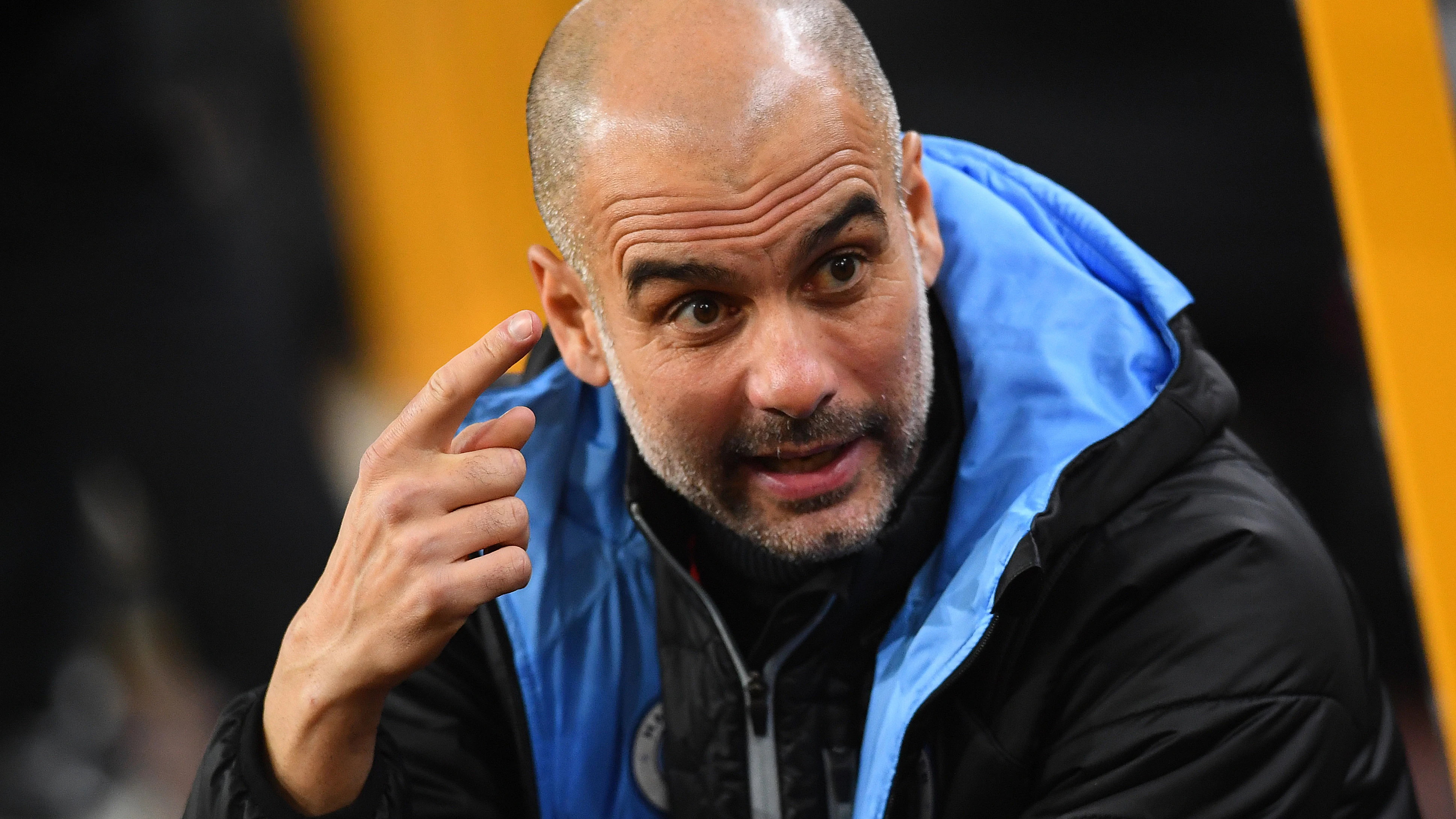 Pep Guardiola gesticula en el banquillo del Manchester City