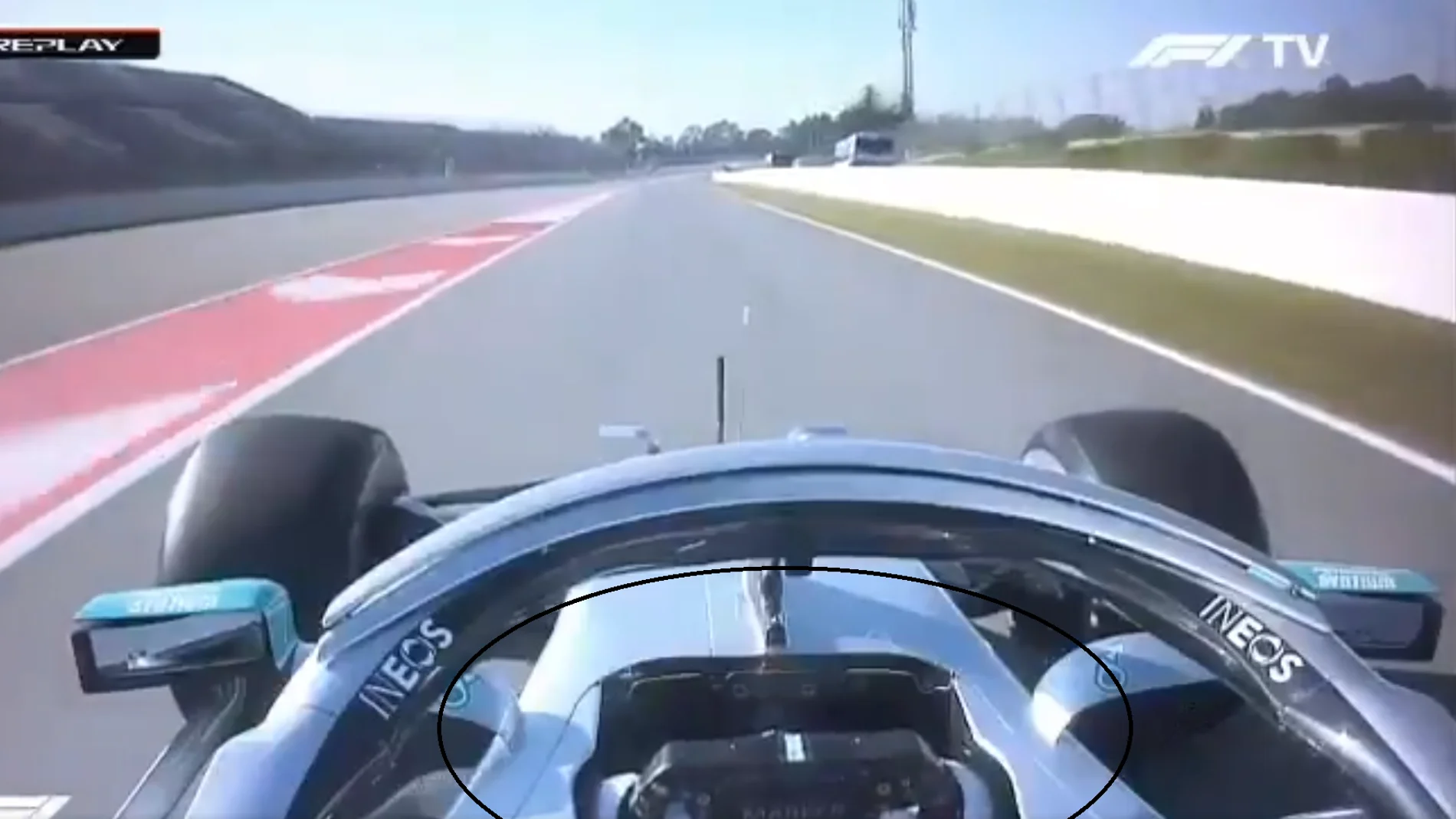 Hamilton y su extraño movimiento de volante en los test de Barcelona