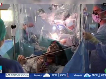 El impactante vídeo de una mujer tocando el violín mientras la extirpan un tumor cererbral El impactante vídeo de una mujer tocando el violín mientras la extirpan un tumor cererbral