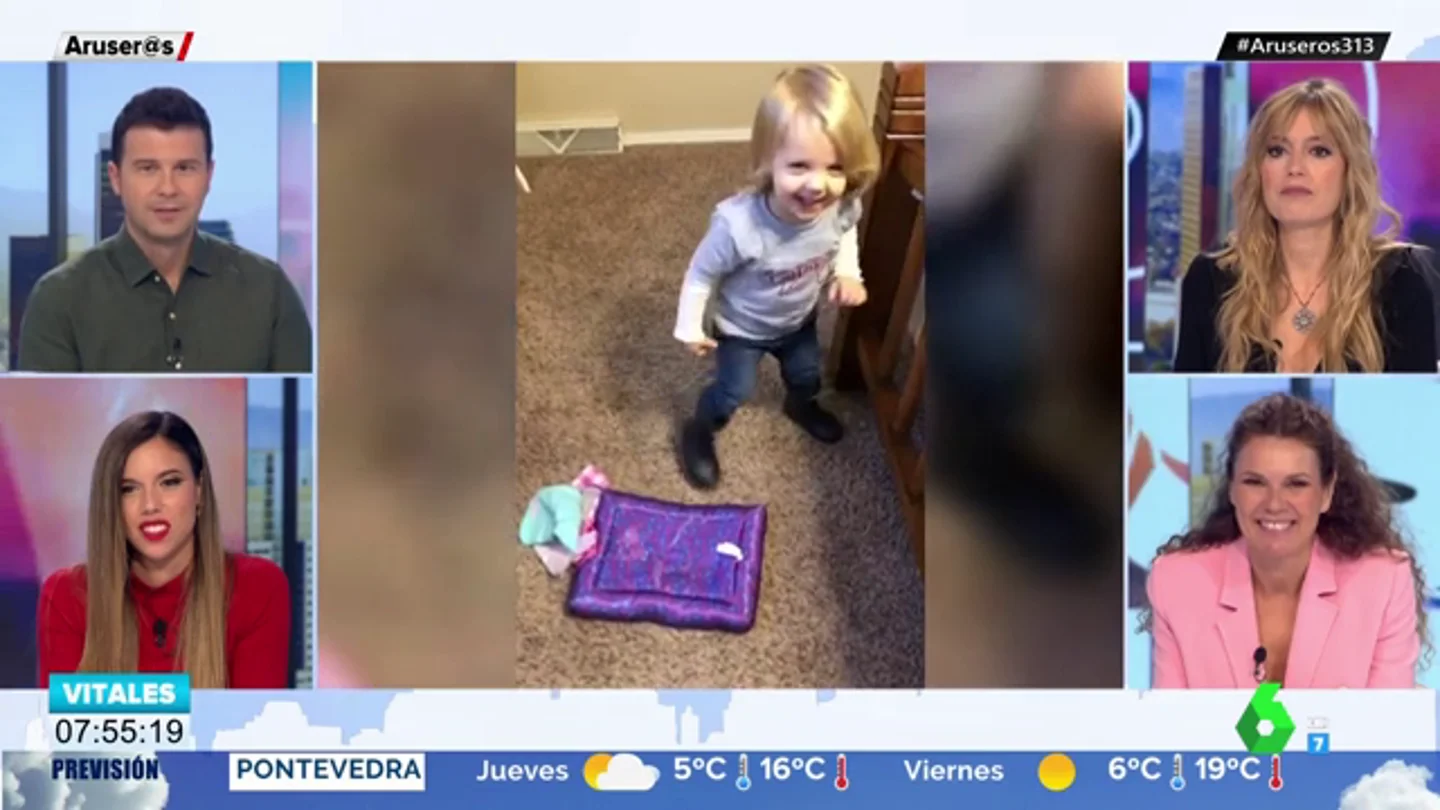 El hilarante vídeo de una niña imitando la forma en la que su madre se pone los vaqueros El hilarante vídeo de una niña imitando la forma en la que su madre se pone los vaqueros