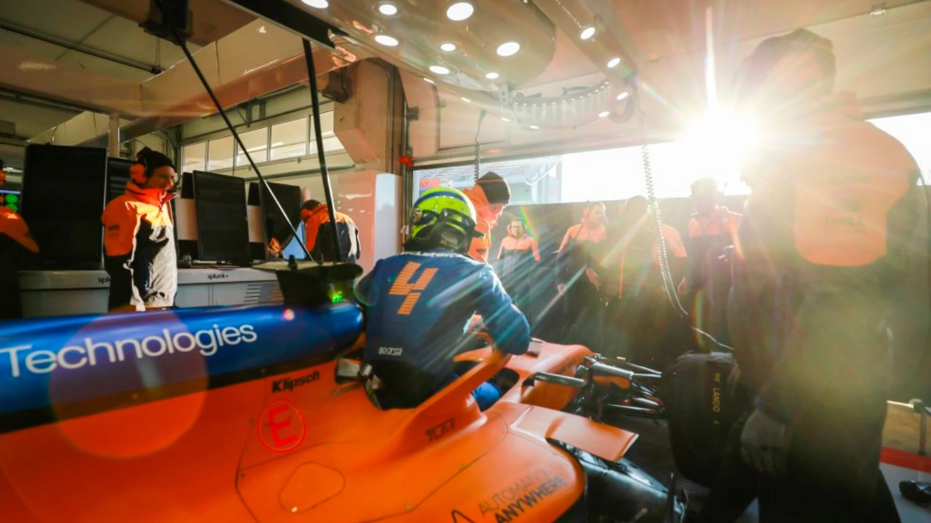 Lando Norris en el box de McLaren