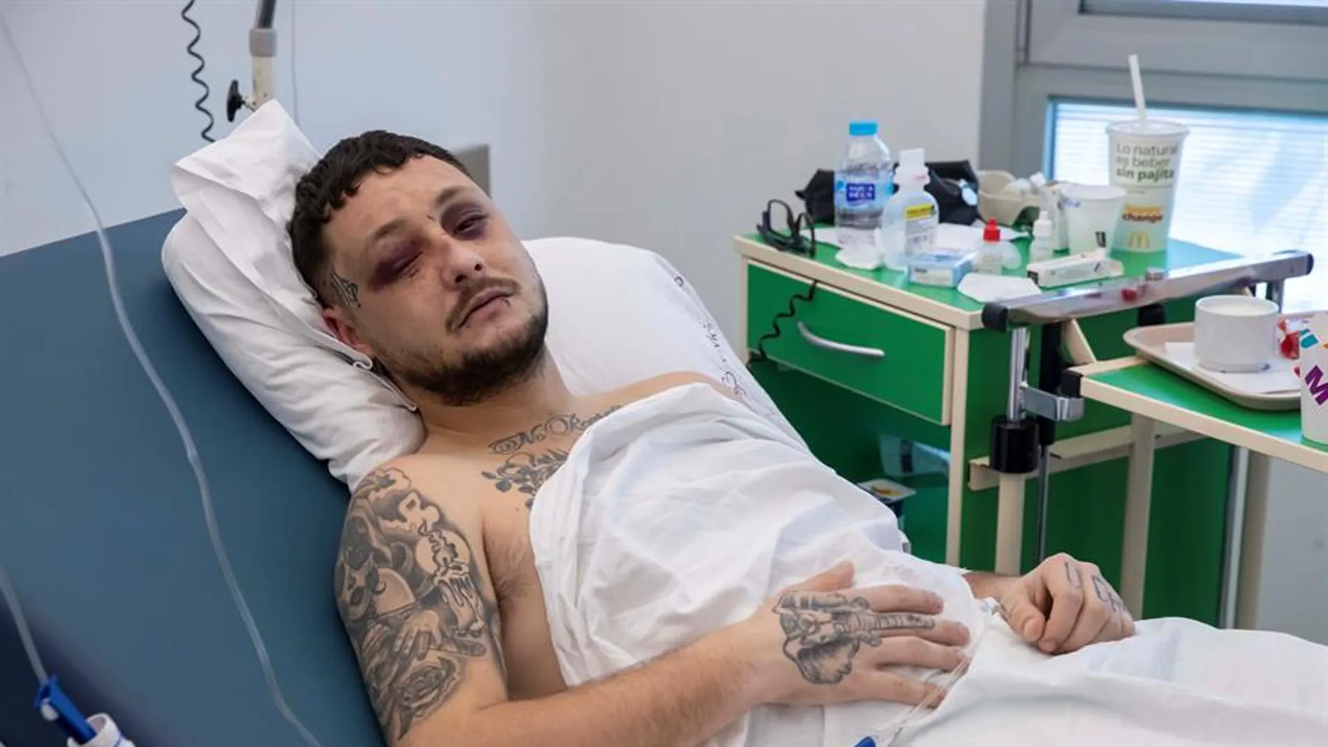 Raúl L., de 23 años, se recupera en el hospital de las heridas que sufrió en la madrugada del sábado cuando fue golpeado por la pareja de una mujer a la que trataba de proteger. 