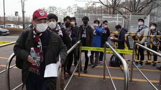 Aficionados entran al Suwon World Cup Stadium para ver el Suwon Samsung Bluewings-Vissel Kobe Aficionados entran al Suwon World Cup Stadium para ver el Suwon Samsung Bluewings-Vissel Kobe