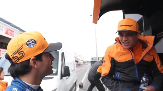 Sainz bromea con Norris en el muro del equipo McLaren Sainz bromea con Norris en el muro del equipo McLaren