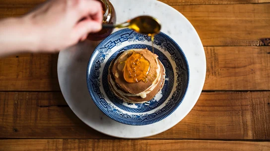 Tortitas de Carnaval con miel de abeja, un clásico del carnaval de las Islas Canarias Platos típicos para cocinar este Carnaval 2020