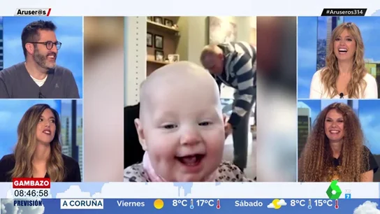 El gracioso momento en el que un bebé interrumpe la grabación de los primeros pasos de su hermano gemelo El gracioso momento en el que un bebé interrumpe la grabación de los primeros pasos de su hermano gemelo