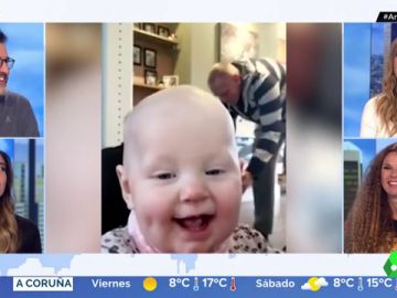 El gracioso momento en el que un bebé interrumpe la grabación de los primeros pasos de su hermano gemelo El gracioso momento en el que un bebé interrumpe la grabación de los primeros pasos de su hermano gemelo