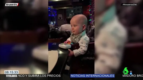 La hilarante reacción de un bebé al ver una llamarada de fuego en un 'show cooking' La hilarante reacción de un bebé al ver una llamarada de fuego en un 'show cooking'
