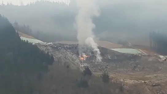 Se reaviva el fuego en la parte alta del vertedero de Zaldibar Se reaviva el fuego en la parte alta del vertedero de Zaldibar