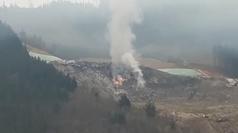 Se reaviva el fuego en la parte alta del vertedero de Zaldibar