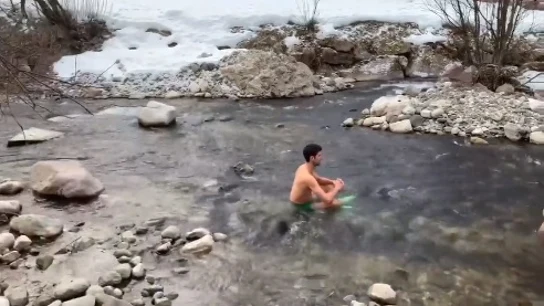 Novak Djokovic en un río helado en una montaña nevada Novak Djokovic en un río helado en una montaña nevada