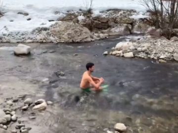 Novak Djokovic en un río helado en una montaña nevada Novak Djokovic en un río helado en una montaña nevada