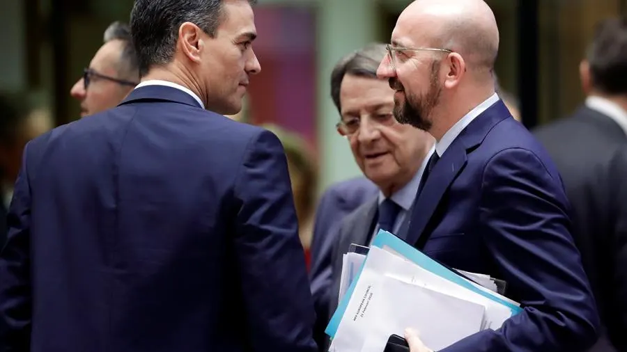 El presidente del Gobierno, Pedro Sánchez (i), y el presidente del Consejo Europeo, Charles Michel (d).