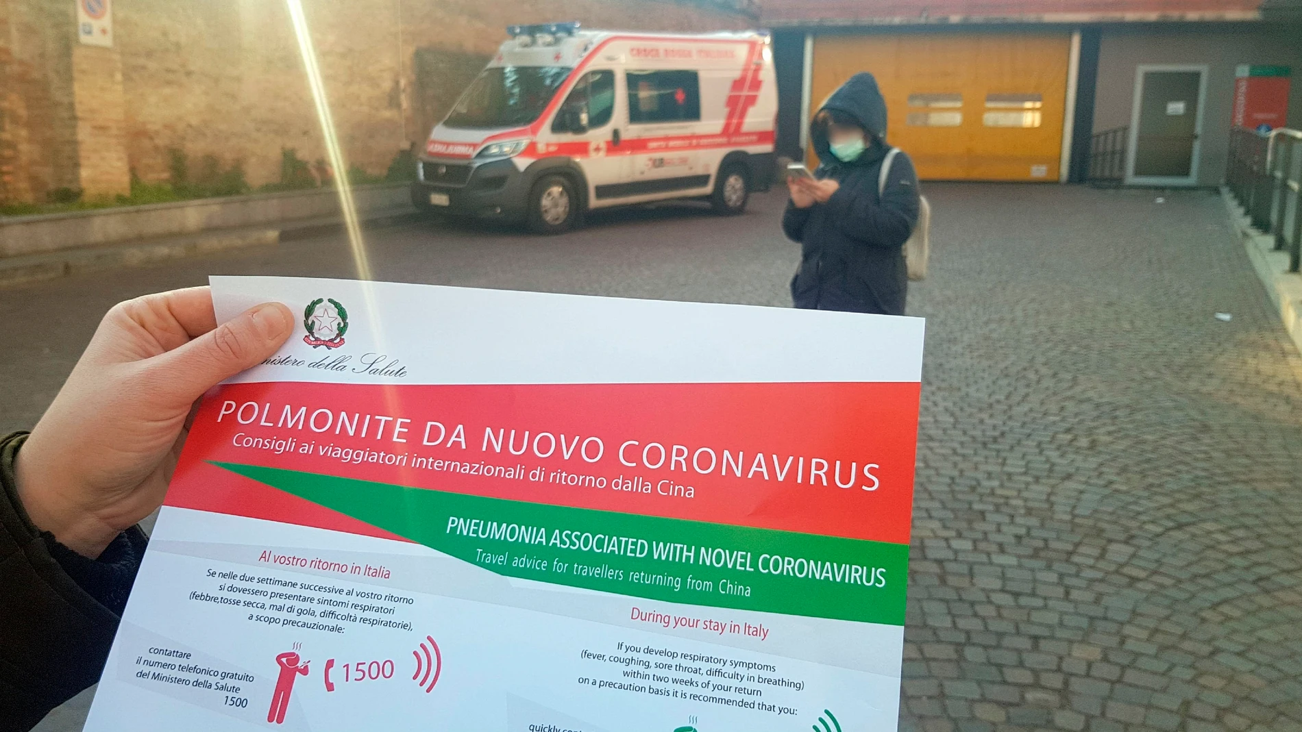 Folleto sobre los síntomas del nuevo coronavirus en Italia