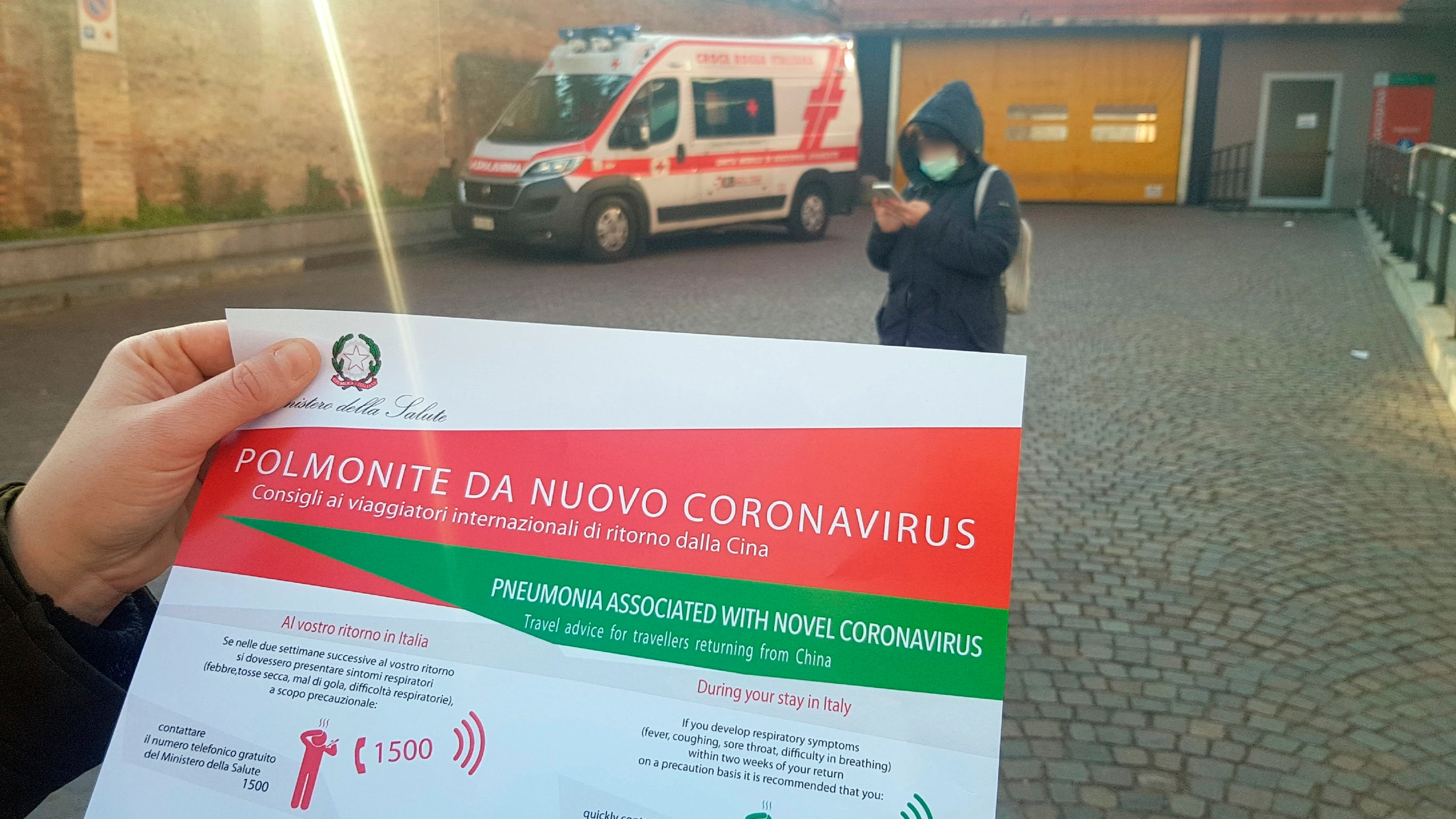 Folleto sobre los síntomas del nuevo coronavirus en Italia