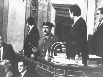El teniente coronel Antonio Tejero durante el intento fallido de golpe de Estado del 23F El teniente coronel Antonio Tejero durante el intento fallido de golpe de Estado del 23F