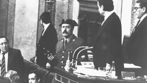 El teniente coronel Antonio Tejero durante el intento fallido de golpe de Estado del 23F El árbol genealógico de la familia Tejero: 6 hijos y 16 nietos