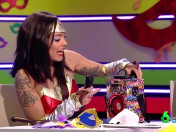 El 'altavoz karaoke con micrófono', el invento más "macarra" para "creerse el príncipe de Bel-Air" El 'altavoz karaoke con micrófono', el invento más "macarra" para "creerse el príncipe de Bel-Air"