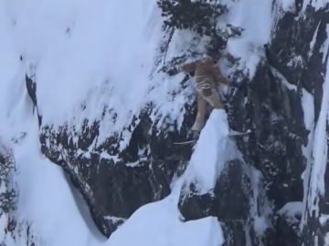 El snowboarder atrapado sobre un precipicio en Canadá El snowboarder atrapado sobre un precipicio en Canadá