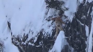 El snowboarder atrapado sobre un precipicio en Canadá