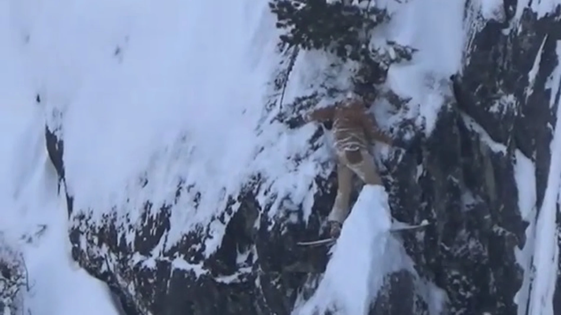 El snowboarder atrapado sobre un precipicio en Canadá