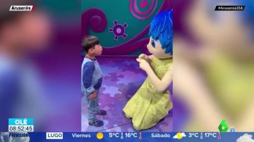 El conmovedor reencuentro en Disney entre un niño sordo y Alegría, un personaje que sabe lenguaje de signos