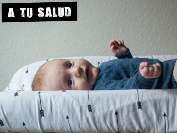 Un bebé en el cambiador Un bebé en el cambiador