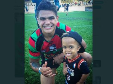 Imagen del niño australiano que sufre acoso con su equipo de rugby favorito Imagen del niño australiano que sufre acoso con su equipo de rugby favorito