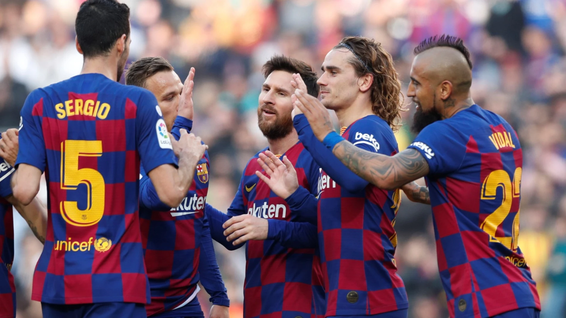 Los jugadores del Barça celebran un gol de Messi