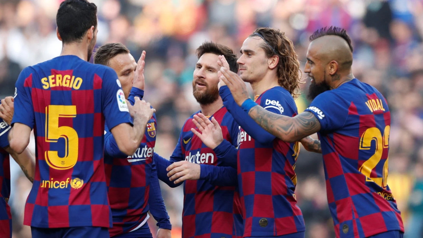 Los jugadores del Barça celebran un gol de Messi