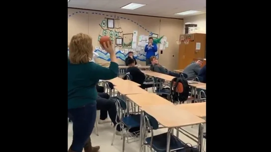 La profesora, justo antes de lanzar la pelota La profesora, justo antes de lanzar la pelota