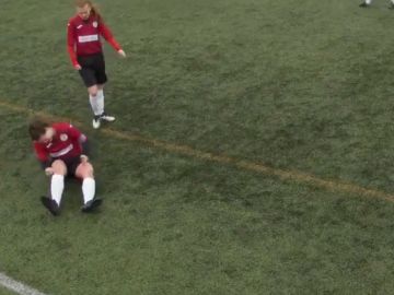 Jane O'Toole recolocándose la rodilla Jane O'Toole recolocándose la rodilla