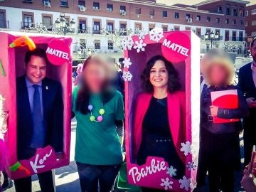 Isabel Díaz Ayuso y el alcalde de Torrejón, Ignacio Vázquez, disfrazados de Barbie y Ken Isabel Díaz Ayuso y el alcalde de Torrejón, Ignacio Vázquez, disfrazados de Barbie y Ken