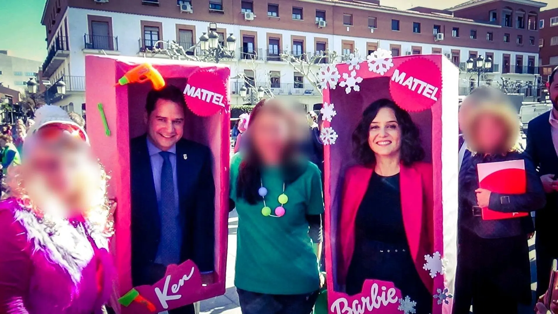 Isabel Díaz Ayuso y el alcalde de Torrejón, Ignacio Vázquez, disfrazados de Barbie y Ken
