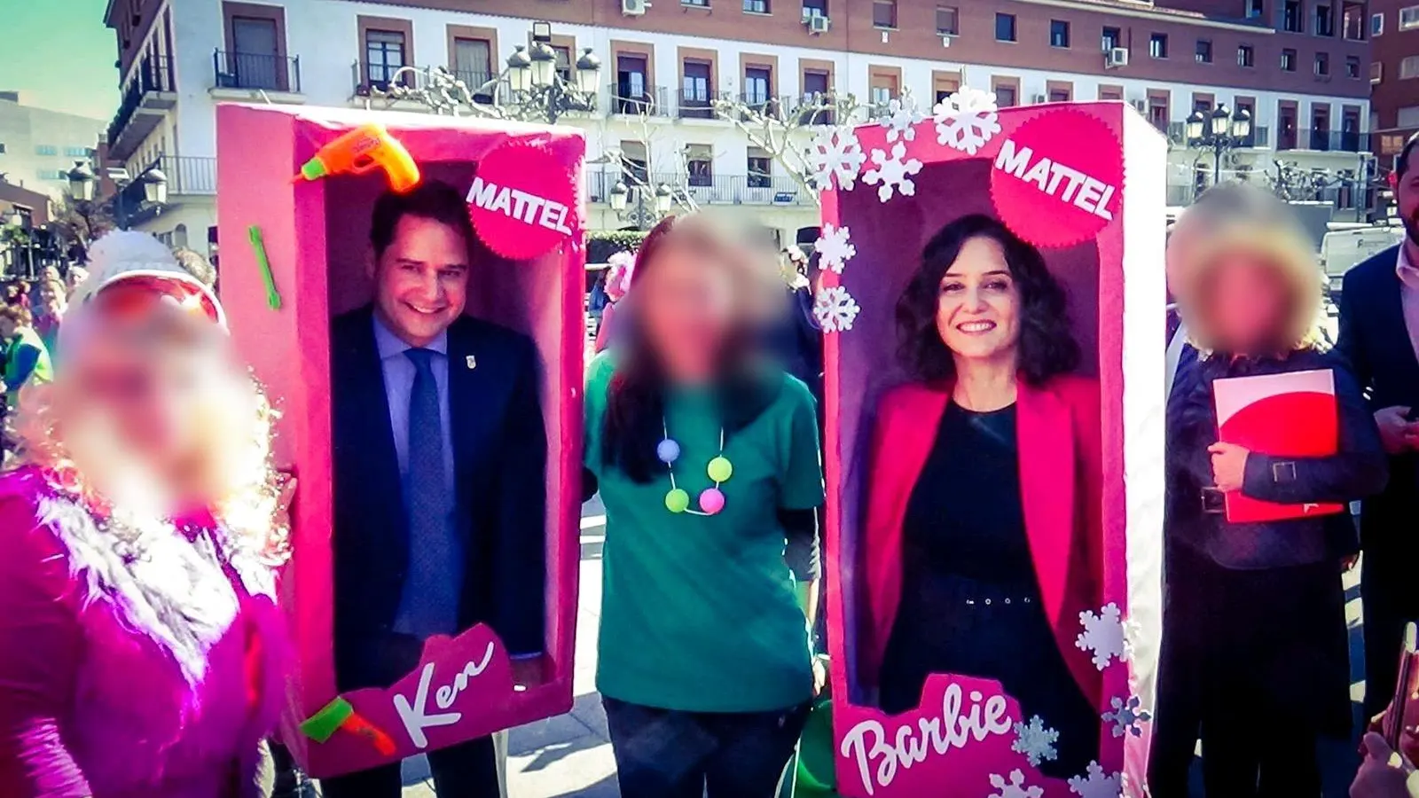 Isabel Díaz Ayuso y el alcalde de Torrejón, Ignacio Vázquez, disfrazados de Barbie y Ken