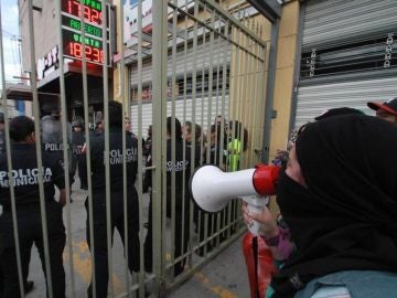 Un centenar de mujeres marchan para exigir al gobierno mexicano que intervenga en los recientes crímenes machistas Un centenar de mujeres marchan para exigir al gobierno mexicano que intervenga en los recientes crímenes machistas