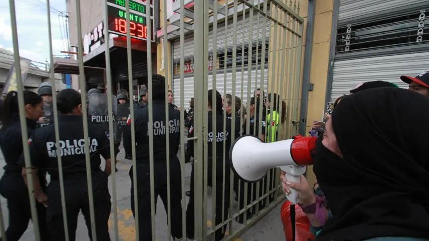 Un centenar de mujeres marchan para exigir al gobierno mexicano que intervenga en los recientes crímenes machistas