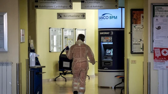 Imagen de un trabajador en un hospital en el norte de Italia Imagen de un trabajador en un hospital en el norte de Italia