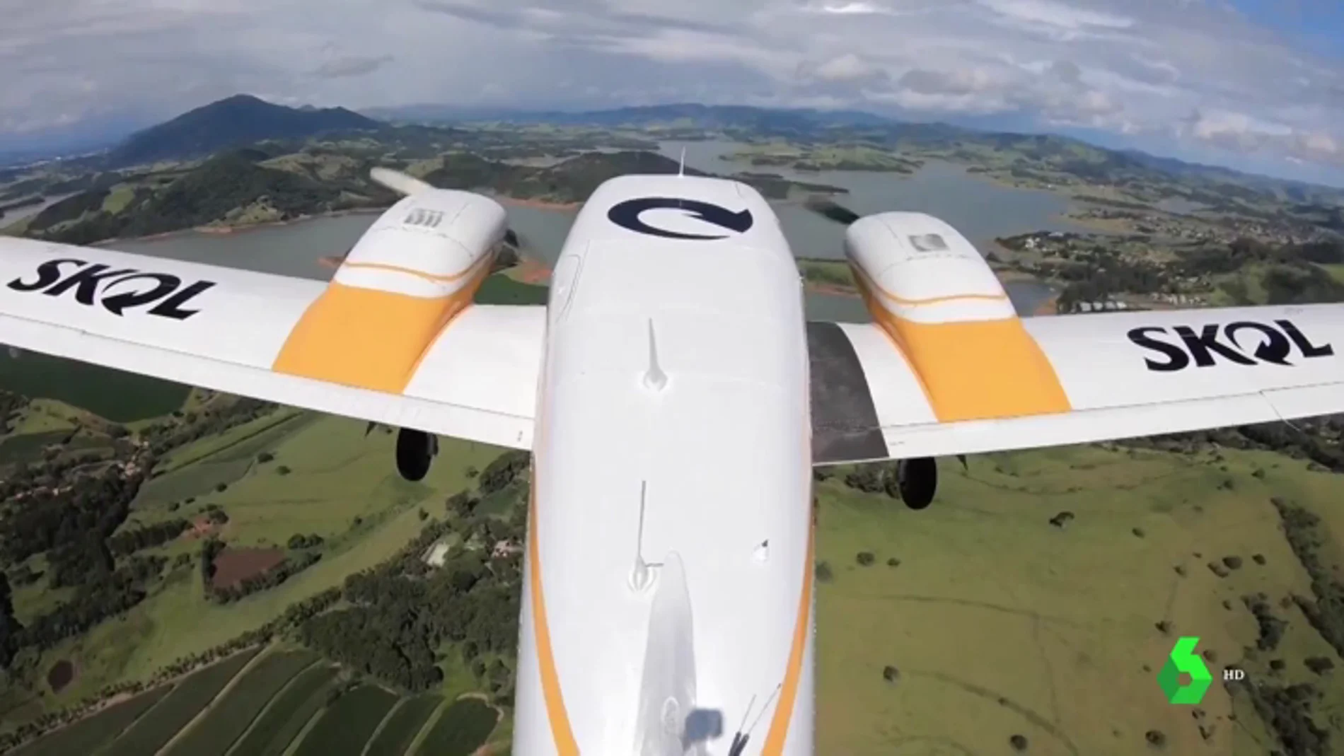Este avión se encarga de 'bombardear' las nubes para evitar que llueva en el Carnaval de Sao Paulo