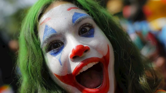 Una niña disfrazada de Joker. Una niña disfrazada de Joker
